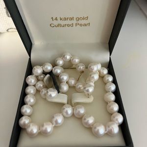 Pearl necklace and earring brand new with gold 14k